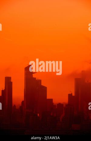 Golden Hour Light Silhouetten der Skyline von Midtown Manhattan. Stockfoto