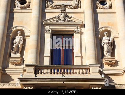 Frontfassade des Gebäudes der Nationalbank von Rumänien, Bukarest / Frontfassade des Gebäudes der Nationalbank Rumäniens, Bukarest (Aufnahme Stockfoto