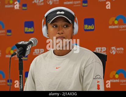 MIAMI GARDENS, FL - 23. MÄRZ: Naomi Osaka spricht während der Miami Open im Hard Rock Stadium am 23. März 2022 in Miami Gardens, Florida, mit den Medien. Kredit: mpi04/MediaPunch Stockfoto