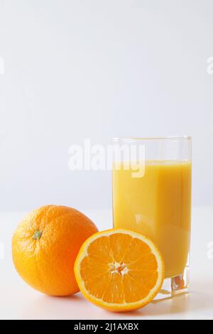 Frische Orangen und frisch zubereiteter Orangensaft sind ein Energieschub, Vitamin C und ein guter Start in den Tag für Vegetarier, Rohköstler und alle Lebensmittel Stockfoto