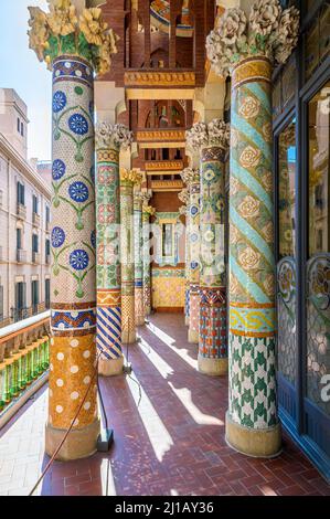 Palast der katalanischen Musik in Barcelona, Spanien. Der Palau de la Musica Catalana ist ein Konzertsaal, der vom Architekten Lluis Domenech i Montaner erbaut wurde Stockfoto