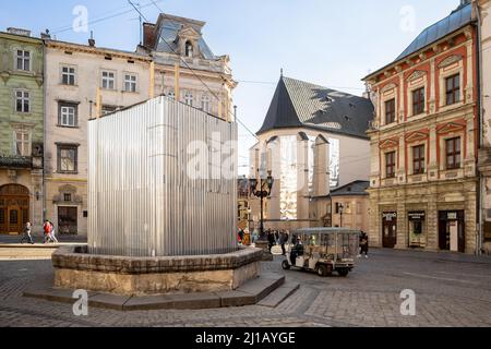 LVIV, UKRAINE - 17. März 2022: Wertvolle historische Gebäude und Denkmäler werden geschützt, um Schäden während möglicher Bombardierungen in LVI zu verhindern Stockfoto