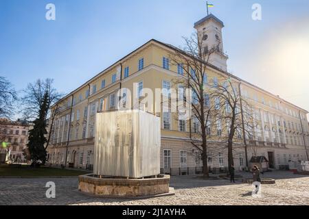 LVIV, UKRAINE - 17. März 2022: Eine der Statuen in der Nähe des Rathauses in Lviv ist abgeschirmt, um Schäden während möglicher Bombardierungen zu verhindern. Russland inva Stockfoto