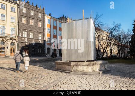 LVIV, UKRAINE - 17. März 2022: Wertvolle historische Gebäude und Denkmäler werden geschützt, um Schäden während möglicher Bombardierungen in LVI zu verhindern Stockfoto