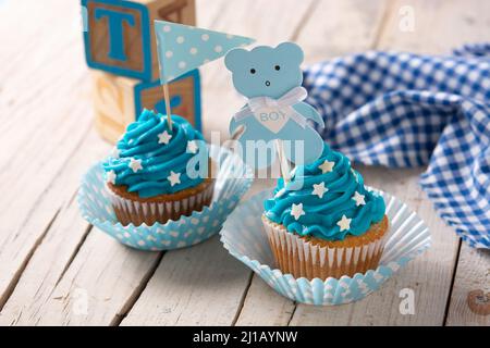Blaue Cupcakes für die Babydusche auf einem Holztisch Stockfoto