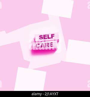 Selbstpflege Worte auf Holzklötze gedruckt, Selbstbehandlung Konzept, rosa Hintergrund Stockfoto