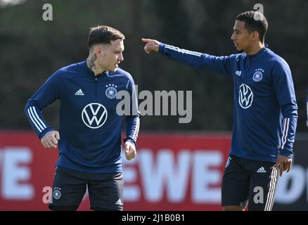 Hessen, Frankfurt, Deutschland. 24. März 2022, Hessen, Frankfurt/Main: Fußball: Nationalmannschaft, Deutschland, Training vor den Länderspielen gegen Israel und die Niederlande: David Raum (l) und Thilo Kehrer im Training. Foto: Arne Dedert/dpa Kredit: dpa picture Alliance/Alamy Live News Stockfoto