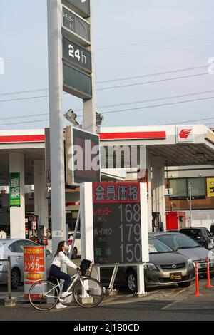 Ansicht einer Idemitsu-Tankstelle mit Preisen auf einem digitalen Bildschirm in der Stadt Ichikawa in der Präfektur Chiba. Stockfoto