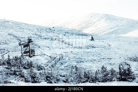 Skipisten im Skigebiet in den Cairngorms in den schottischen Highlands Stockfoto