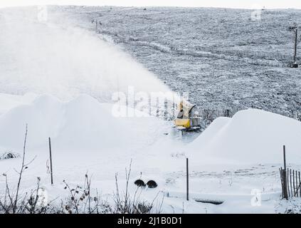 Eine Schneeblasmaschine im Einsatz im Skigebiet in den Cairngorms in den schottischen Highlands Stockfoto