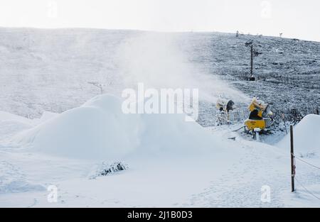 Eine Schneeblasmaschine im Einsatz im Skigebiet in den Cairngorms in den schottischen Highlands Stockfoto