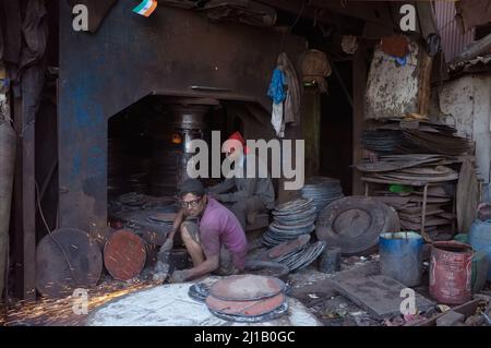 Schweißer arbeiten in einer Schiffswerft in einem Slum-Gebiet in Darukhana, Byculla, Mumbai, Indien Stockfoto