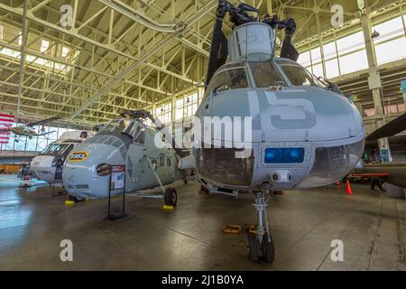 Honolulu, Oahu, Hawaii, Vereinigte Staaten - August 2016: Hubschrauber Boeing-Vertol CH-46E Sea Knight und Sikorsky HH-34J Choctaw, ASW und Transport von Stockfoto