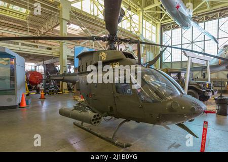 Honolulu, Oahu, Hawaii, Vereinigte Staaten - August 2016: HUBSCHRAUBERGLOCKE OH-58D Kiowa Warrior von 1980s im Hangar 79 des Pearl Harbor Aviation Museum of Stockfoto