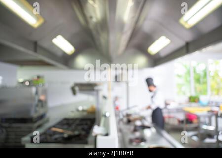 Verschwommen von Koch im Hotel oder Restaurant Küche Küche im Restaurant. Moderne Küche. Stockfoto