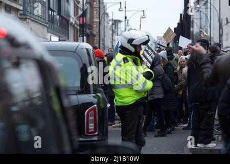 Die Teilnehmer marschieren im Rahmen einer World Wide Rally for Freedom im Zentrum von London. Stockfoto