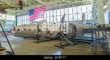 Honolulu, Oahu, Hawaii, Vereinigte Staaten - August 2016: Boeing B-17E Flying Fortress mehrmotoriger Bomber von 1941 im Hangar 79 des Pearl Harbor Museums Stockfoto