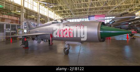 Honolulu, Oahu, Hawaii, Vereinigte Staaten - August 2016: Sowjetisches Düsenflugzeug der UdSSR MiG-21S Mikoyan-Gurevich. Im Hangar 79 des Pearl Harbor Stockfoto