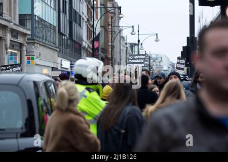 Die Teilnehmer marschieren im Rahmen einer World Wide Rally for Freedom im Zentrum von London. Stockfoto