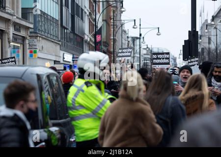 Die Teilnehmer marschieren im Rahmen einer World Wide Rally for Freedom im Zentrum von London. Stockfoto