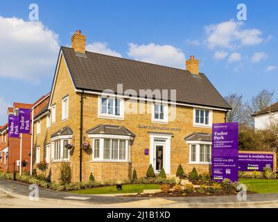 Das Taylor Wimpey Sales Information Center in der Tudor Park-Entwicklung. Hertfordshire. VEREINIGTES KÖNIGREICH Stockfoto