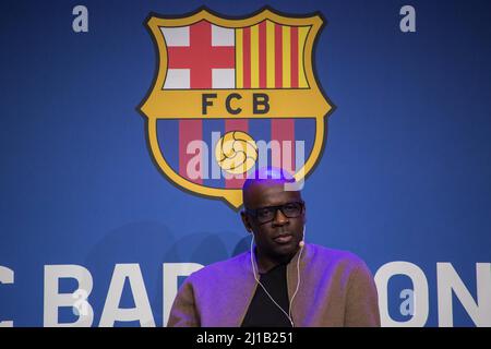 Lilian Thuram (R), ehemaliger Spieler des FC Barcelona und Gründer der Lilian Thuram Foundation for Education Against Racism, wird beim FC Barcelona-Event „Sport as a Tool for Social inclusion“ als Sprecher gesehen. DIPLOCAT und die Stiftung des FC Barcelona haben eine Veranstaltung zum Thema Sport als Instrument der sozialen Integration organisiert, die mit einem Gespräch mit Lilian Thuram, dem ehemaligen französischen Spieler des FC Barcelona und Gründer der Lilian Thuram Foundation for Education Against Racism, eröffnet wird. Die WHO sprach im Dialog mit Rita Marzoa, j, über Bildung und Rassismus im Kontext des Sports Stockfoto