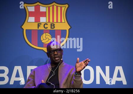 Lilian Thuram (R), ehemaliger Spieler des FC Barcelona und Gründer der Lilian Thuram Foundation for Education Against Racism, wird beim FC Barcelona-Event „Sport as a Tool for Social inclusion“ als Sprecher gesehen. DIPLOCAT und die Stiftung des FC Barcelona haben eine Veranstaltung zum Thema Sport als Instrument der sozialen Integration organisiert, die mit einem Gespräch mit Lilian Thuram, dem ehemaligen französischen Spieler des FC Barcelona und Gründer der Lilian Thuram Foundation for Education Against Racism, eröffnet wird. Die WHO sprach im Dialog mit Rita Marzoa, j, über Bildung und Rassismus im Kontext des Sports Stockfoto