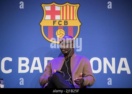 Lilian Thuram (R), ehemaliger Spieler des FC Barcelona und Gründer der Lilian Thuram Foundation for Education Against Racism, wird beim FC Barcelona-Event „Sport as a Tool for Social inclusion“ als Sprecher gesehen. DIPLOCAT und die Stiftung des FC Barcelona haben eine Veranstaltung zum Thema Sport als Instrument der sozialen Integration organisiert, die mit einem Gespräch mit Lilian Thuram, dem ehemaligen französischen Spieler des FC Barcelona und Gründer der Lilian Thuram Foundation for Education Against Racism, eröffnet wird. Die WHO sprach im Dialog mit Rita Marzoa, j, über Bildung und Rassismus im Kontext des Sports Stockfoto