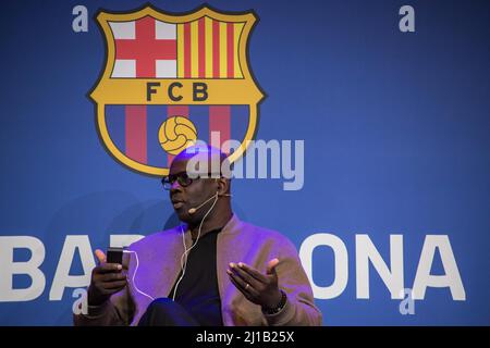 Lilian Thuram (R), ehemaliger Spieler des FC Barcelona und Gründer der Lilian Thuram Foundation for Education Against Racism, wird beim FC Barcelona-Event „Sport as a Tool for Social inclusion“ als Sprecher gesehen. DIPLOCAT und die Stiftung des FC Barcelona haben eine Veranstaltung zum Thema Sport als Instrument der sozialen Integration organisiert, die mit einem Gespräch mit Lilian Thuram, dem ehemaligen französischen Spieler des FC Barcelona und Gründer der Lilian Thuram Foundation for Education Against Racism, eröffnet wird. Die WHO sprach im Dialog mit Rita Marzoa, j, über Bildung und Rassismus im Kontext des Sports Stockfoto