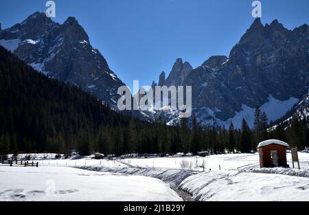 Val Fiscalina im Winter, rechts der Beginn der Langlaufloipen, die durch das ganze Tal bis zur Hütte Fondovalle führen Stockfoto