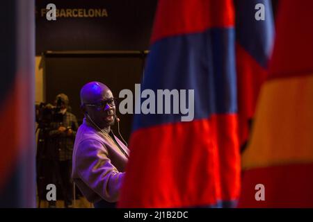 Lilian Thuram (R), ehemaliger Spieler des FC Barcelona und Gründer der Lilian Thuram Foundation for Education Against Racism, wird beim FC Barcelona-Event „Sport as a Tool for Social inclusion“ als Sprecher gesehen. DIPLOCAT und die Stiftung des FC Barcelona haben eine Veranstaltung zum Thema Sport als Instrument der sozialen Integration organisiert, die mit einem Gespräch mit Lilian Thuram, dem ehemaligen französischen Spieler des FC Barcelona und Gründer der Lilian Thuram Foundation for Education Against Racism, eröffnet wird. Die WHO sprach im Dialog mit Rita Marzoa, j, über Bildung und Rassismus im Kontext des Sports Stockfoto