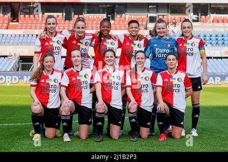 Rotterdam - (obere Reihe L-R) Sophie Cobussen von Feyenoord V1, Annouk Boshuizen von Feyenoord V1, Celainy Obispo von Feyenoord V1, Samantha van Diemen von Feyenoord V1, Torhüter Jill Duijzer von Feyenoord V1, (untere Reihe L-R) Romee van de Lavoir von V1, Feyique de Vord V1 ISA Kagenaar von Feyenoord V1, Juli Schneijderberg von Feyenoord V1, Lynn Groenewegen von Feyenoord V1 während des Charity-Spiels zwischen Feyenoord V1 gegen Saestum v1 in de Kuip am 23. März 2022 in Rotterdam, Niederlande. (Box zu Box Pictures/Tom Bode) Stockfoto