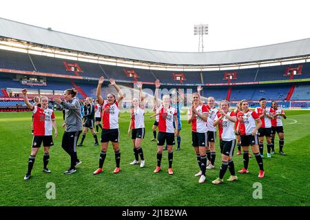 Rotterdam - Juli Schneijderberg von Feyenoord V1, Assistenztrainer Patty Damsma von Feyenoord Vrouwen 1, Jada Conijnenberg von Feyenoord V1, Kim Hendriks von Feyenoord V1, Pia Rijsdijk von Feyenoord V1, Manique de Vette von Feyenoord V1, Romee van de Lavoir V1 von Feyenoord Lynn Groenewegen von Feyenoord V1 während des Charity-Spiels zwischen Feyenoord V1 gegen Saestum v1 in de Kuip am 23. März 2022 in Rotterdam, Niederlande. (Box zu Box Pictures/Tom Bode) Stockfoto