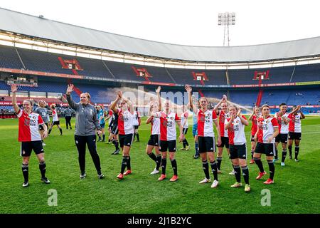 Rotterdam - Juli Schneijderberg von Feyenoord V1, Assistenztrainer Patty Damsma von Feyenoord Vrouwen 1, Jada Conijnenberg von Feyenoord V1, Kim Hendriks von Feyenoord V1, Pia Rijsdijk von Feyenoord V1, Manique de Vette von Feyenoord V1, Romee van de Lavoir V1 von Feyenoord Lynn Groenewegen von Feyenoord V1 während des Charity-Spiels zwischen Feyenoord V1 gegen Saestum v1 in de Kuip am 23. März 2022 in Rotterdam, Niederlande. (Box zu Box Pictures/Tom Bode) Stockfoto