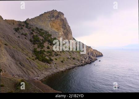 Urlaub Sommer Klippe Hintergrund. Blaues Meerwasser. Sommerurlaub. Draufsicht. Naturlandschaft. Natur Hintergrund. Stockfoto