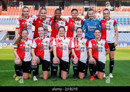 Rotterdam - (obere Reihe L-R) Sophie Cobussen von Feyenoord V1, Annouk Boshuizen von Feyenoord V1, Celainy Obispo von Feyenoord V1, Samantha van Diemen von Feyenoord V1, Torhüter Jill Duijzer von Feyenoord V1, (untere Reihe L-R) Romee van de Lavoir von V1, Feyique de Vord V1 ISA Kagenaar von Feyenoord V1, Juli Schneijderberg von Feyenoord V1, Lynn Groenewegen von Feyenoord V1 während des Charity-Spiels zwischen Feyenoord V1 gegen Saestum v1 in de Kuip am 23. März 2022 in Rotterdam, Niederlande. (Box zu Box Pictures/Tom Bode) Stockfoto