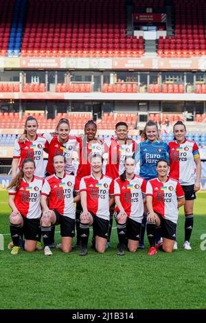 Rotterdam - (obere Reihe L-R) Sophie Cobussen von Feyenoord V1, Annouk Boshuizen von Feyenoord V1, Celainy Obispo von Feyenoord V1, Samantha van Diemen von Feyenoord V1, Torhüter Jill Duijzer von Feyenoord V1, (untere Reihe L-R) Romee van de Lavoir von V1, Feyique de Vord V1 ISA Kagenaar von Feyenoord V1, Juli Schneijderberg von Feyenoord V1, Lynn Groenewegen von Feyenoord V1 während des Charity-Spiels zwischen Feyenoord V1 gegen Saestum v1 in de Kuip am 23. März 2022 in Rotterdam, Niederlande. (Box zu Box Pictures/Tom Bode) Stockfoto