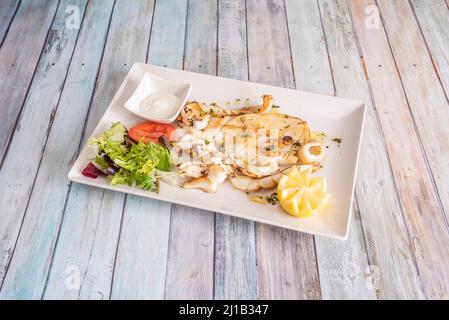 Gegrillter Tintenfisch ist ein sehr einfaches Rezept. Sie können es durch andere Namen wie Tintenfisch oder Tintenfisch kennen. Dieser letzte, der Tintenfisch, ist r Stockfoto