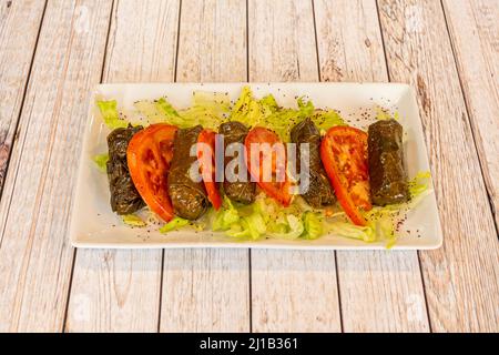 Sarma für ein Essen aus Traubenblättern, hauptsächlich aus einer Vielzahl von Trauben, die Sultana-Trauben genannt werden, gefüllt mit Schweinefleisch oder Lamm und Reis, plus Gewürzen Stockfoto