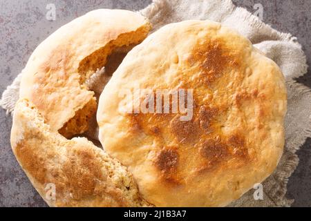 Palyanytsya duftendes ukrainisches Brot mit einer knusprigen Kruste in der Nähe auf dem Tisch. Horizontale Draufsicht von oben Stockfoto