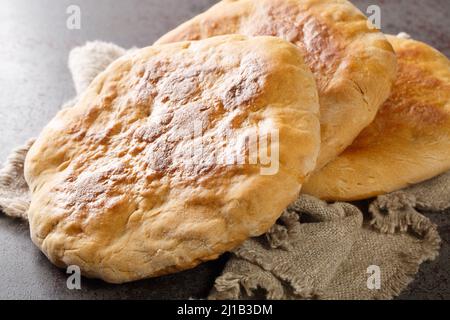 Hausgemachte ukrainische authentische Brot Palyanytsya Nahaufnahme auf dem Tisch. Horizontal Stockfoto