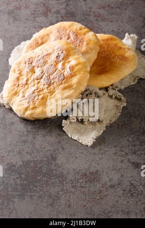 Köstliche ukrainische rustikales Brot Palyanytsya Nahaufnahme auf dem Tisch. Vertikal Stockfoto