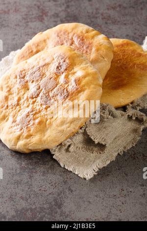 Frisch gebackenes ukrainisches hausgemachtes Palyanitsa-Brot aus nächster Nähe auf dem Tisch. Vertikal Stockfoto