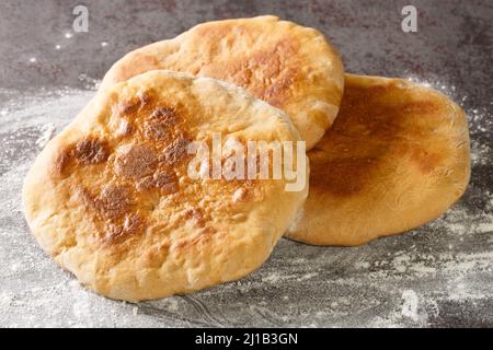 Palyanytsya duftendes ukrainisches Brot mit einer knusprigen Kruste in der Nähe auf dem Tisch. Horizontal Stockfoto