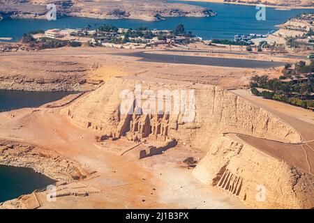 Luftaufnahme des Großen Tempels des Pharao Rameses II und des kleinen Tempels von Hathor und der Königin Nefertari im Dorf Abu Simbel, Assuan, Stockfoto