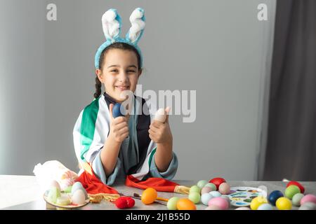 Kleines Mädchen mit der flagge der vereinigten arabischen emirate zu ostern Stockfoto