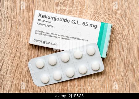 Kupiskis, Litauen - März 2022:Kaliumjodid-Tabletten für den Fall eines nuklearen Unfalls oder Angriffs, wenn radioaktives Jod in das A freigesetzt würde Stockfoto