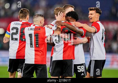 Rotterdam - Jens Toornstra von Feyenoord, Bryan Linssen von Feyenoord, Denzel Owusu von Feyenoord, Shiloh 't Zand von Feyenoord während des Charity-Spiels von Feyenoord gegen RKC Waalwijk in de Kuip am 23. März 2022 in Rotterdam, Niederlande. (Box zu Box Pictures/Tom Bode) Stockfoto