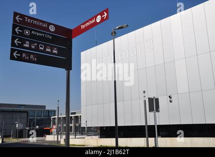 Berlin, Deutschland. 23. März 2022. Das Terminal 2, Teil des Flughafens Berlin Brandenburg „Willy Brandt“, ist am 3. März 2022 in Berlin-Schönefeld zu sehen. Kredit: Ales Zapotocky/CTK Foto/Alamy Live Nachrichten Stockfoto