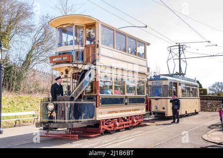 Derbyshire, Großbritannien – 5. April 2018: Zwei Straßenbahnen warten auf die Fahrgäste am Ende der Straßenbahnhaltestelle am Crich Tramway Village National Tram Museum Stockfoto